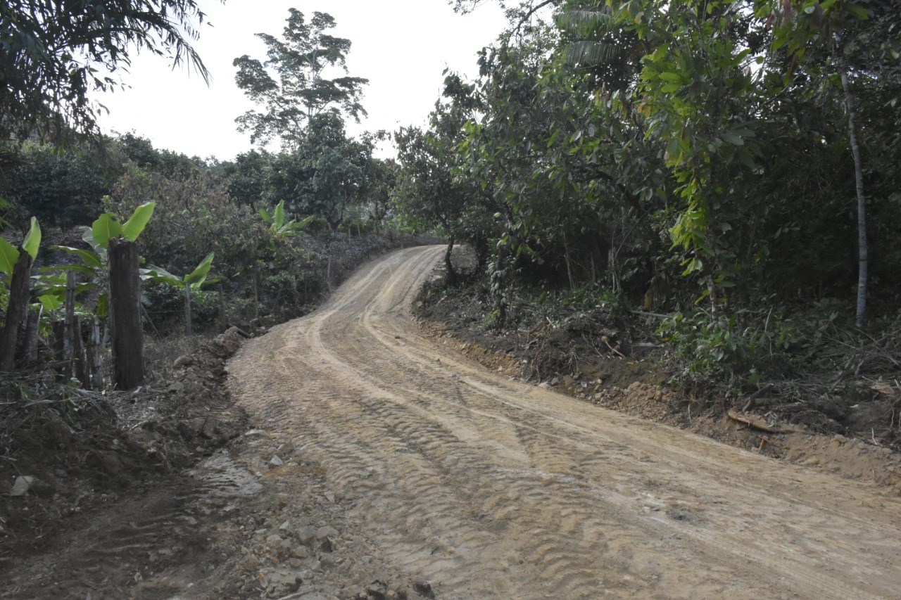 Camacã: Prefeitura recupera estrada vicinal depois de 40 anos 
